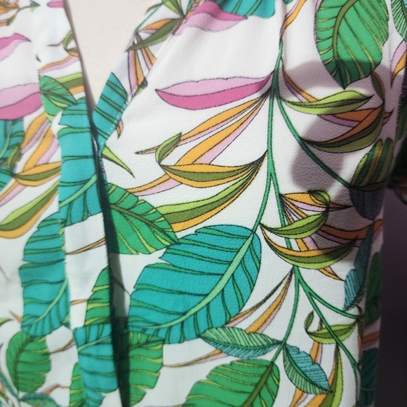 Rose + Olive green leaf short sleeve top plus size 1x - Picture 3 of 6